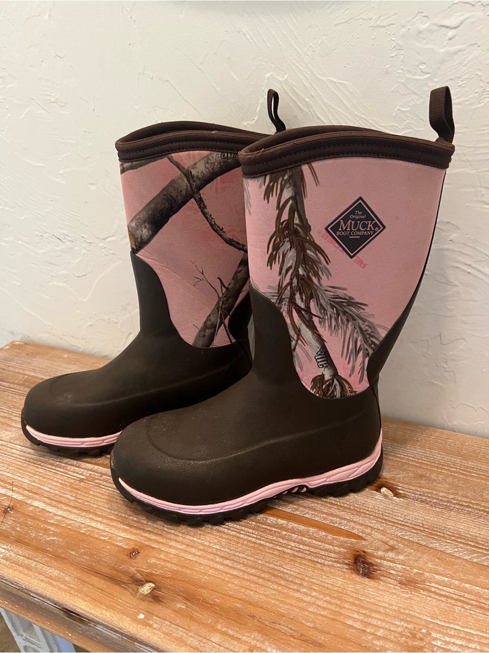 The Original Muck Boot Company Kid’s Waterproof Pink & Brown Camo Boots. Size 3